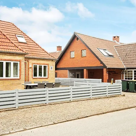 6 Person In Hojer-by Traum