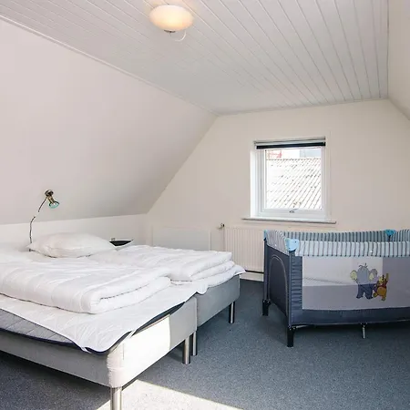 6 Person In Hojer-by Traum
